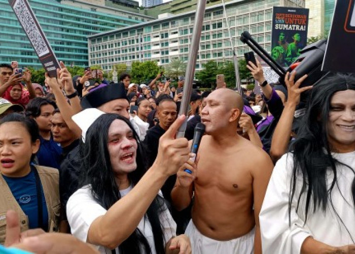 Pakai Kostum Hantu, Agak Laen Ajak Warga CFD Donasi untuk Sumatera