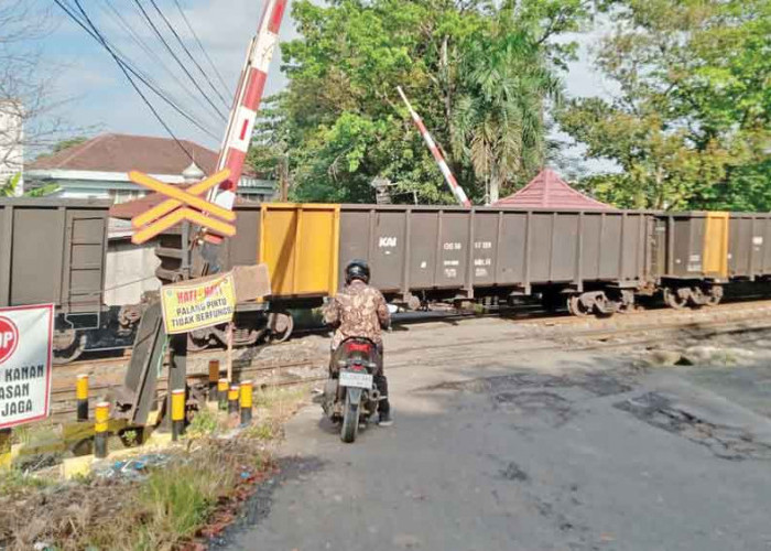 Kembalikan Petugas Penjaga Perlintasan KA