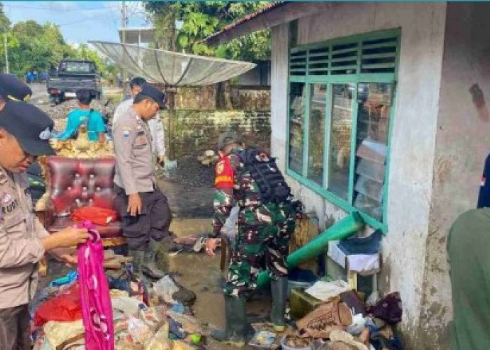 Banjir Mulai Surut, Warga Lakukan Pembersihan Sisa Lumpur