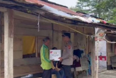 Bentuk Kepedulian, Bagikan Bansos ke Masyarakat Kurang Mampu