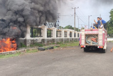 Bakar Ban Bekas Depan Kantor DPRD OKI Bikin Panik Warga