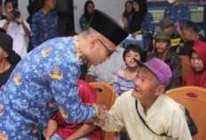 Salurkan Bantuan Masyarakat dan PNS yang Alami Sakit Berat