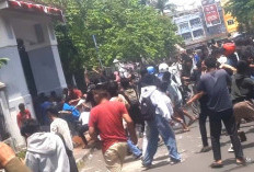 Unjuk Rasa Memanas Berujung Ricuh, Polisi Tembakkan Gas Air Mata