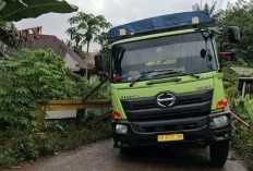 Truk Terperosok di Jembatan