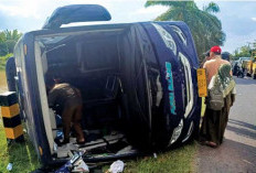 Bus Pengangkut JCH OKU Timur Terguling