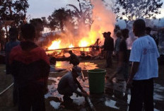 Mobil Damkar Tak Bisa Masuk Lokasi, 6 Rumah Hangus Terbakar