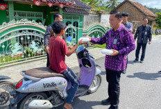 Bagikan Makan Siang Gratis kepada Masyarakat