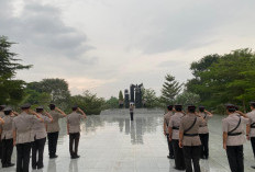 Ziarah, Beri Penghormatan ke Makam Pahlawan