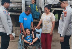 Polsek Buay Sandang Aji Salurkan Kursi Roda untuk Anak Disabilitas