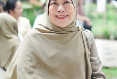 Dewi Yull Alami Kebutaan Mata Kanan Akibat Minus Tinggi
