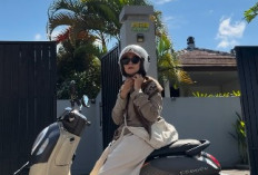 Zaskia Adya Mecca Pilih Naik Motor Antar Anak Sekolah