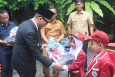 Bupati OKU bagikan Seragam Sekolah Gratis 