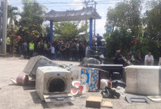Bawa Barang Elektronik Rusak, Ratusan Massa Demo PLN Baturaja 