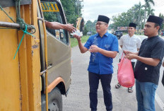 Bagikan Puluhan Takjil ke Masyarakat