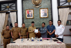 Pj Bupati OKU Nyoblos di TPS 15 Kelurahan Sukaraya