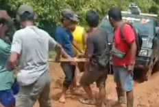 Jalan Rusak Parah, Warga Hampir Setiap Hari Tarik Mobil
