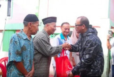 Bupati OKU Teddy Meilwansyah Tinjau Lokasi Kebakaran dan Serahkan Bantuan 