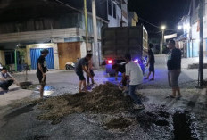 Tindak Lanjut Keluhan Warga, Jalan Pasar Tengah OKU Selatan Diperbaiki Dini Hari