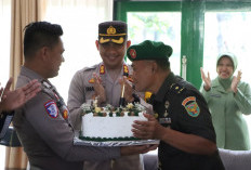 Beri Kejutan Kue dan Nasi Tumpeng di Markas TNI