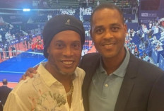 Ronaldinho Beri Pesan Spesial kepada Kluivert Jelang Lawan China dan Jepang