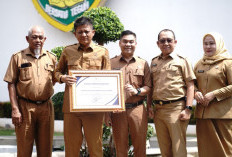 OKU Timur Bangun 312 Posbankum Desa, Bupati Enos Terima Penghargaan
