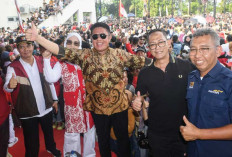 Puluhan Ribu Pengunjung Nonton Festival Panjat Pinang 80 Sumeks Pohon di JSC