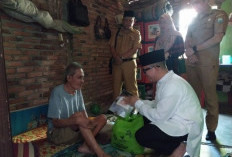 Teddy Meilwansyah Turun Langsung, Kunjungi Warga Sakit