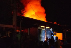 Api Bakar Gudang Material dan Dua Rumah di OKU