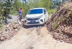 Jalan Lintas Empat Lawang - Bengkulu Tertimbun Longsor