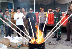 Sebelum Pencoblosan Bakar Ribuan Surat Suara