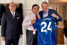 Prabowo Sumringah Terima Jersey Kapten Chelsea
