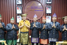 Bupati Lanosin Dianugerahi Gelar Adat Suttan Mangku Kewedanaan I