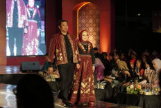 Bupati OKU Selatan dan Istri Pukau Penonton dengan Songket OKU Selatan 
