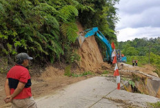 Jalan Nyaris Putus Total, Arus Lalulintas Lumpuh Total