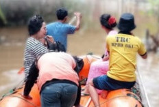 Hujan Deras Banjiri Jalan dan Rumah Warga