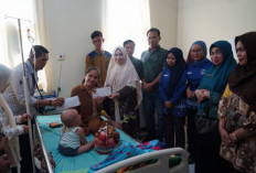 Dua Pasien Kanker di OKU Timur Dapat Bantuan dr. Sheila Noberta dan Tim PKK