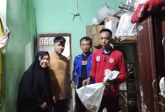 Disdamkarmat OKU Selatan Evakuasi Ular Beling dari Rumah Warga