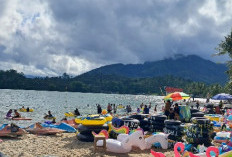 Pantai Bidadari Danau Ranau Mulai Dipadati Pengunjung