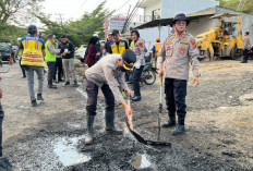 Sambut Mudik Lebaran, Polres OKU Benahi Jalan Lintas Sumatera