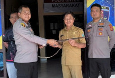 Warga Sinar Peninjauan Serahkan Senpira Laras Panjang 
