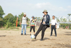 SERU ! Mini Soccer Digelar di Pantai Pasir Sungai Ogan