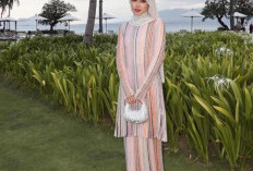 7 Cara Memakai Pashmina Panjang yang Simpel, Praktis, dan Tetap Stylish