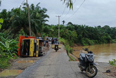 Truk Pengangkut Sawit Nyaris Terjun ke Sungai