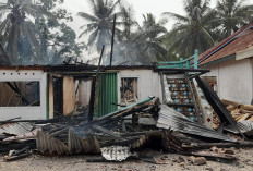 Api Ludeskan Rumah Panggung