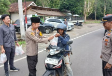 Bagikan Takjil Bagi Pengguna Jalan