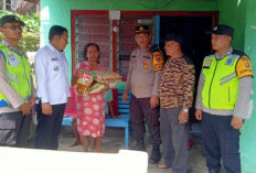 Bagikan Sembako Kepada Warga yang Membutuhkan