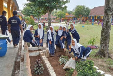 Tumbuhkan Kedisplinan, Siswa Lakukan Pembersihan Lingkungan