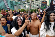 Pakai Kostum Hantu, Agak Laen Ajak Warga CFD Donasi untuk Sumatera