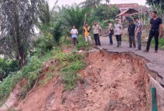 Longsor, Jalan Nyaris Putus Ancam Rumah Warga