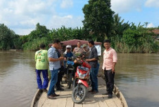 Seberangi Sungai, Tinjau Dua TPS Desa Karang Negara